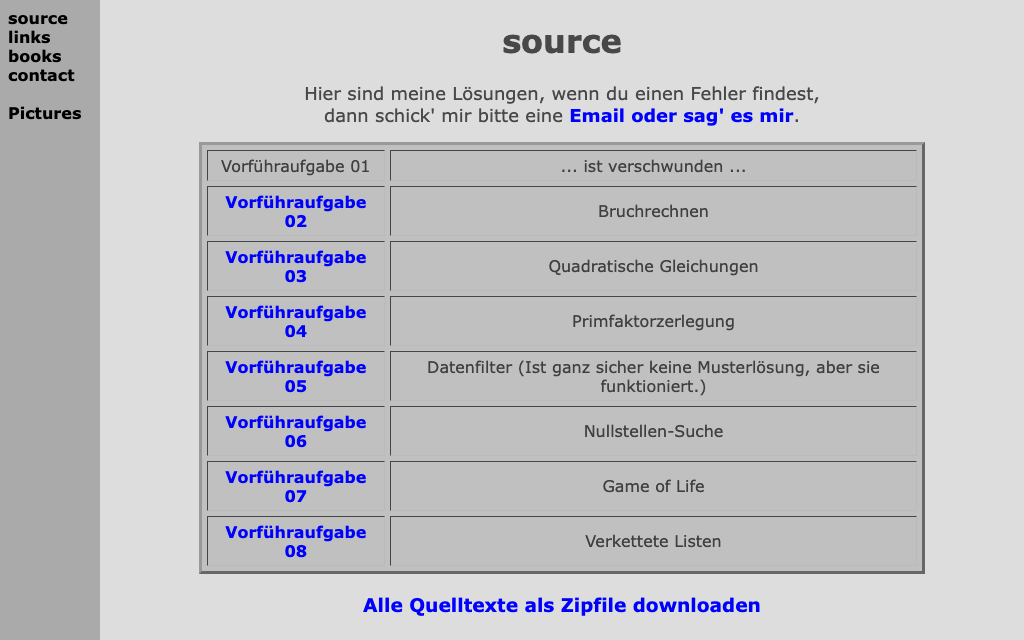 Die alte Startseite: links eine graue Navigationsleiste mit den Einträgen source, links, books, contact und Pictures, rechts die Tabelle der Vorführaufgaben auf grauem Grund.